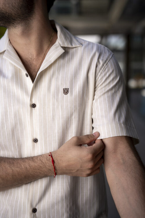 Camisa de manga corta de rayas beige y blanco FOR2954 — vista posterior