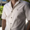 Camisa de manga corta de rayas beige y blanco FOR2954 — vista frontal