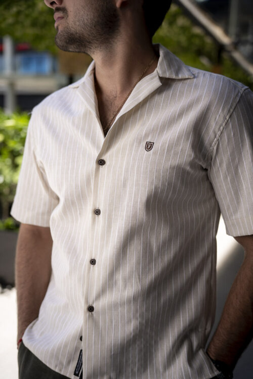 Camisa de manga corta de rayas beige y blanco FOR2954 — vista frontal