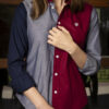 Camisa de combinaciones vino, gris y marino FOR2901 — en modelo