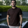 Playera polo café POL0012 — en modelo