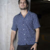 Camisa de manga corta de estampados de aros azules FOR2958 — en modelo