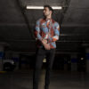 Camisa de estampados de multirrayas FOR2957 — en modelo