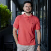 Playera polo coral POL0013 — en modelo