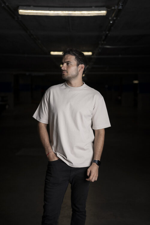 Playera oversize beige OV0003 — vista posterior