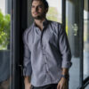 Camisa básica gris oxford FOR2985 — en modelo