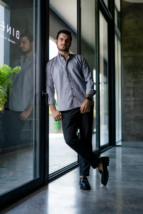 Camisa básica gris oxford FOR2985 — vista posterior
