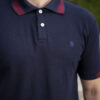 Playera polo elite marino y rojo POL0014 — vista posterior