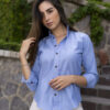 Camisa básica azul cielo EQ516 — en modelo
