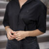 Camisa stretch unisex de manga corta color negro FOR2993 — en modelo
