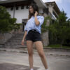 Camisa stretch unisex de manga corta color azul cielo FOR2997 — en modelo