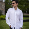 Camisa stretch unisex de color blanco FOR2996 — en modelo