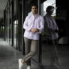 Camisa básica rosa oxford FOR3009 — vista posterior