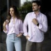 Camisa básica rosa oxford FOR3009 — en modelo