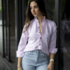 Camisa básica rosa oxford FOR3010 — en modelo