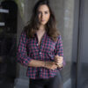 Camisa de cuadros verde y rojo FOR3038 — en modelo