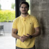 Playera polo basica color amarillo POL0020 — vista lateral