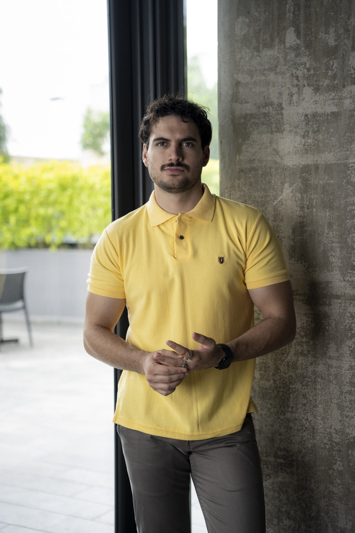 Playera polo basica color amarillo POL0020 — vista lateral