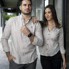 Camisa de básica color gris claro FOR3064 — en modelo