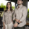 Camisa de básica color arena FOR3068 — en modelo