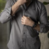 Camisa básica color gris oxford FOR3065 — en modelo