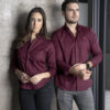 Camisa básica color vino FOR3061 — en modelo