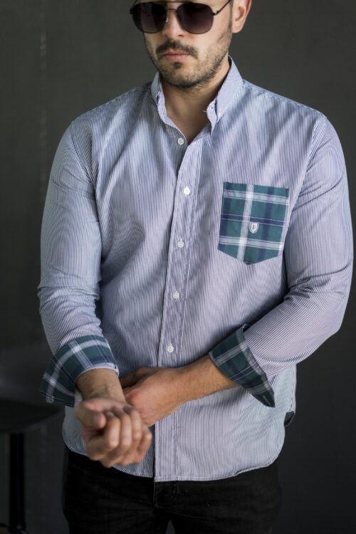 Camisa de rayas azul marino con bolsa verde FOR3077 — vista frontal