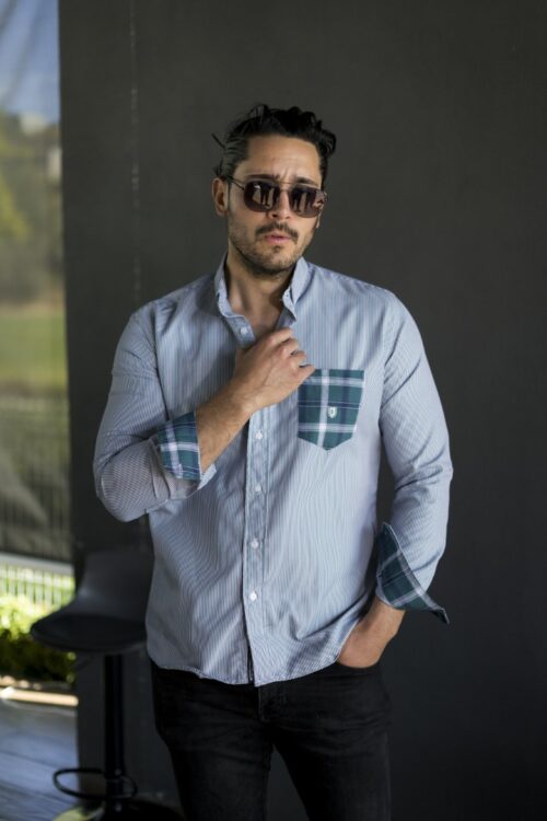 Camisa de rayas azul marino con bolsa verde FOR3077 — vista posterior