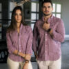 Camisa de mini cuadros rojo vino FOR3091 — en modelo
