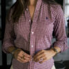 Camisa de mini cuadros rojo vino FOR3092 — detalle