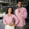 Camisa de rayas rojas FOR3103 — en modelo