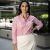 Camisa de rayas rojas FOR3104 — en modelo