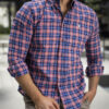 Camisa de multicuadro marino y rojo FOR3109 — en modelo
