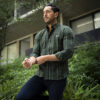 Camisa de cuadros verde militar FOR3113 — en modelo