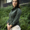 Camisa de cuadros verde militar FOR3114 — en modelo