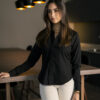 Camisa básica negra FOR3118 — en modelo