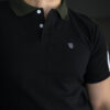 Playera polo de combinaciones negro con verde militar POL0021 — vista posterior