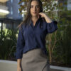 Camisa Dryflex color azul marino FOR3126 — en modelo