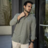 Camisa Dryflex color verde agave FOR3131 — en modelo