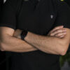 Playera polo de combinaciones negro y marino POL0027 — vista lateral