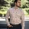 Camisa de estampados de rombos y rayas color rojo y cielo FOR3134 — en modelo