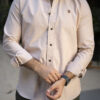 Camisa basica beige oxford FOR3171 — en modelo