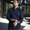 Camisa basica azul marino FOR3147 — en modelo