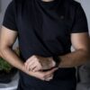 Camisa Basica Negro TS106 — en modelo