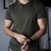 Camisa Basica Verde Militar TS107 — detalle