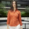 Camisa Basica de lino Ladrillo FOR3214 — en modelo