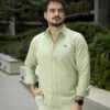Camisa Basica de lino Verde limon FOR3215 — en modelo