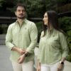 Camisa Basica de lino Verde limon FOR3216 — en modelo