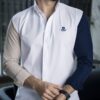 Camisa Dryflex Blanco, Marino, Beige FOR3231 — en modelo