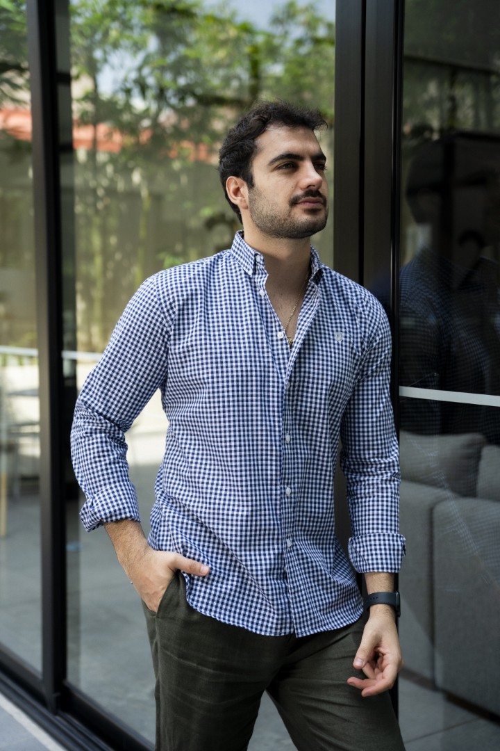 Camisa de Mini Cuadros Azul, Blanco FOR3237 — en modelo